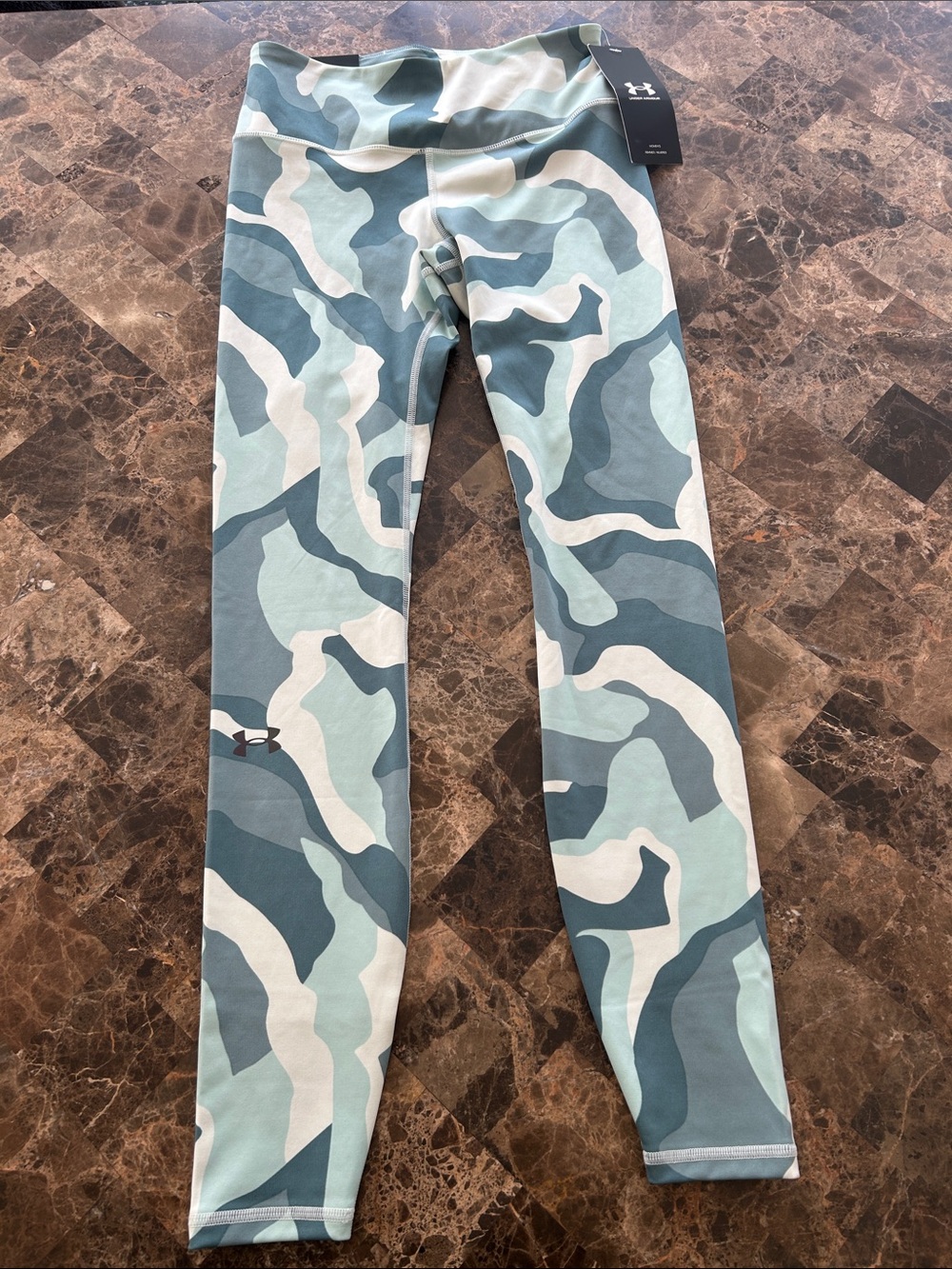 NWT 🆕 Under Armour Women's Teal & White Camo Full-Length Compression Leggings S